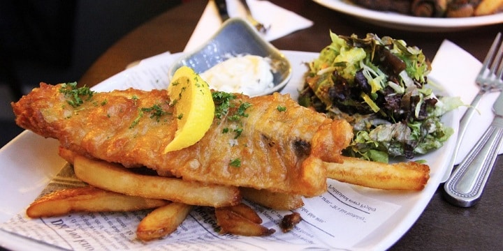Fredagsmys: krispig fish and chips med pilsner