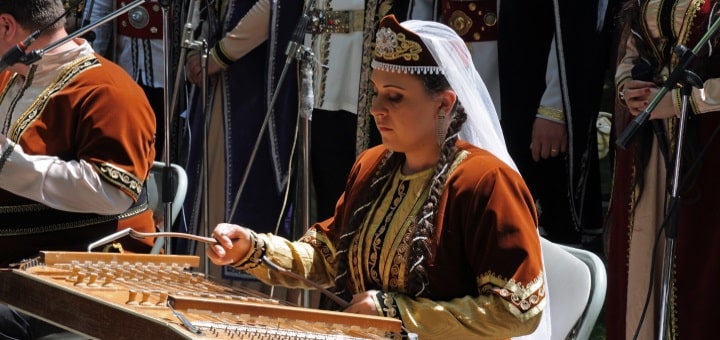 armenien dam som spelar cittra