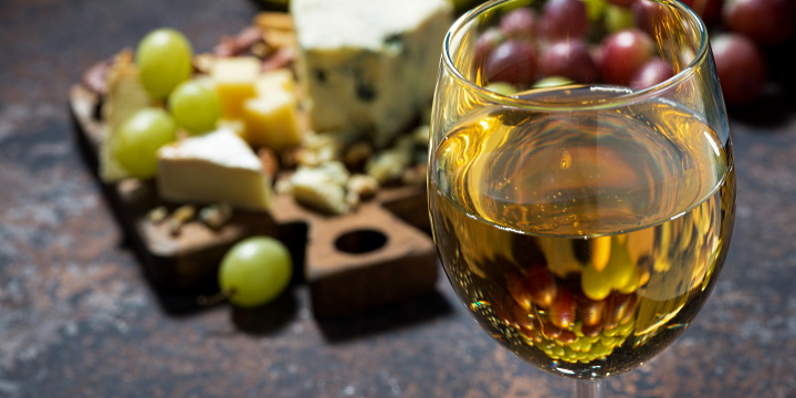 Sauterne: ett glas sött vin med ost