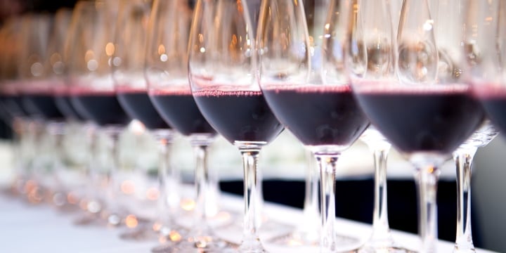Super Toscanare - glas med rött vin på rad