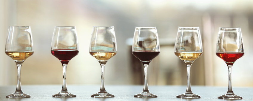 Four Cousins Crisp White - frontbild med flera olika viner i glas