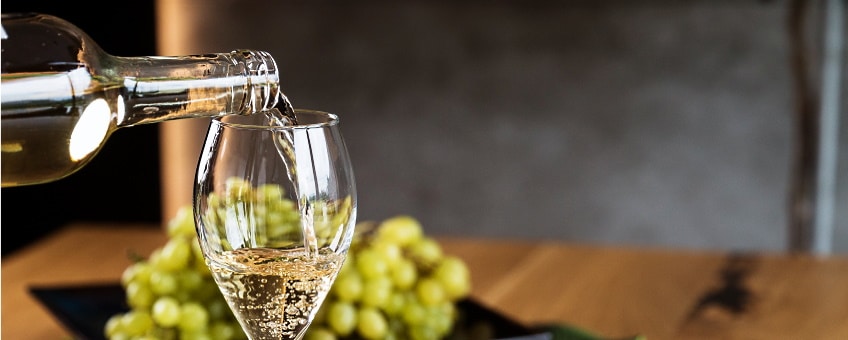 mousserande viner - ett glas med druvor