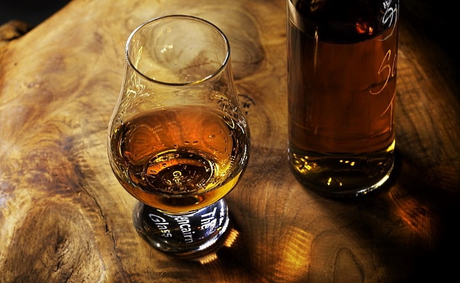 Single Malt Whisky - frontbild med glas och flaska