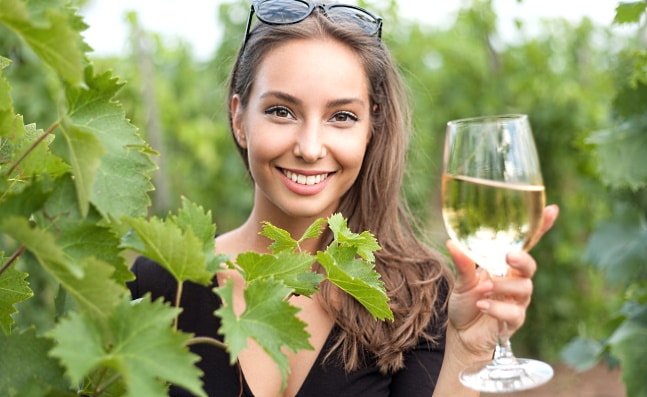 vinfrågor - frontbild med tjej och vinglas