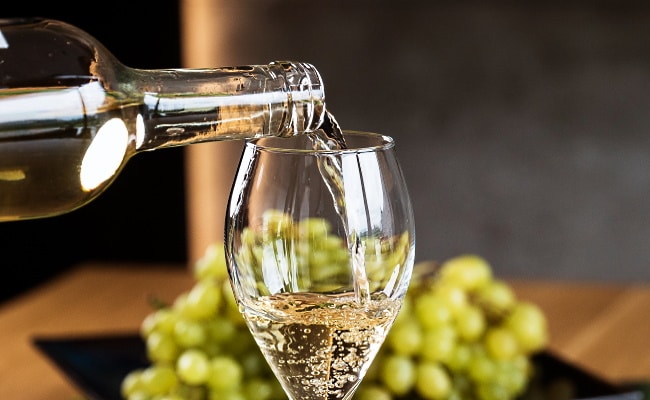 Riojas vita viner - frontbild med glas och druvor