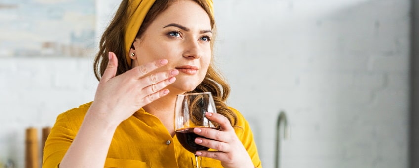aromer i vin en kvinna som doftar på ett glas vin