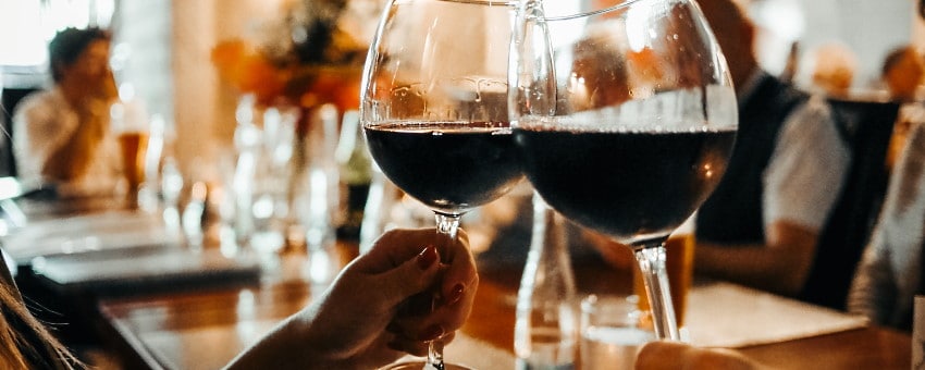 Brunello-vin - 2 glas som skålar