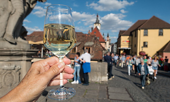 Vinlandet Ungern - vy över stadsgata med ett glas vitt vin