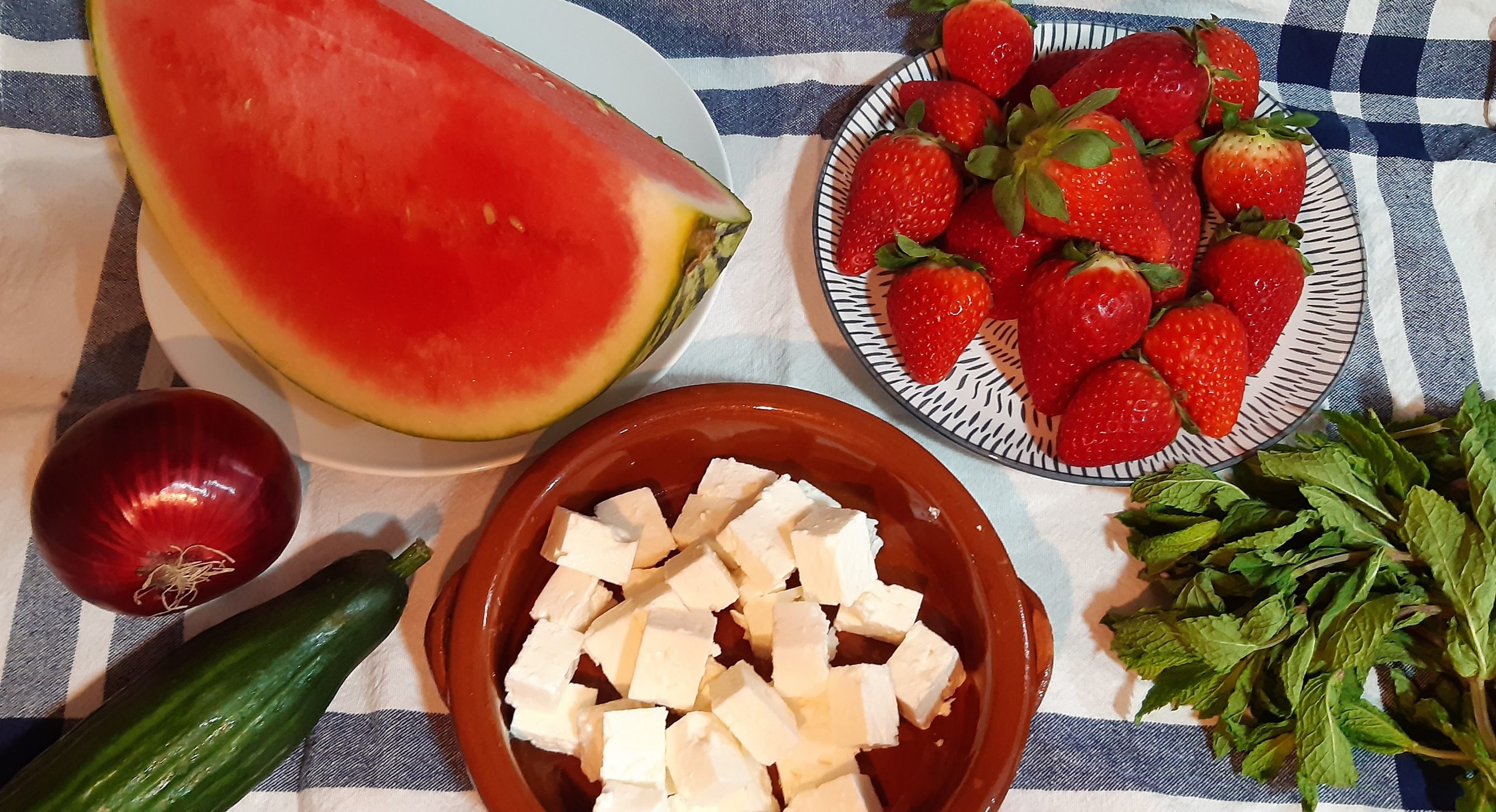 Ingredienser-till-melon-och-jordgubbssallad
