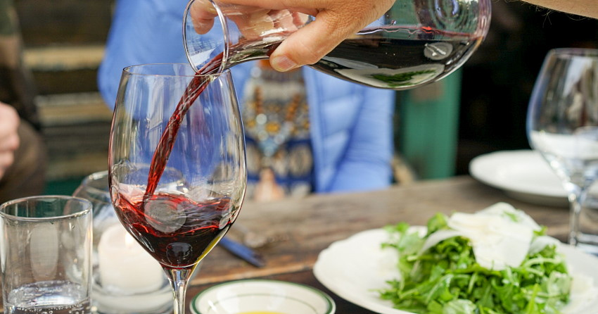 internationell mat med vin - ett dukat bord med rödvin